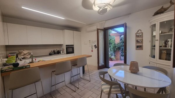 casa indipendente in vendita a Massa in zona Marina di Massa