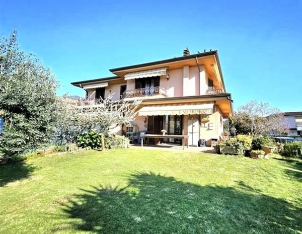 casa indipendente in vendita a Massa in zona Quercioli