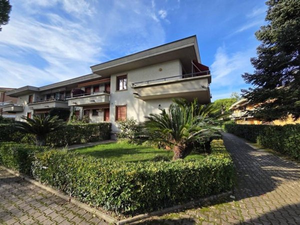 appartamento in vendita a Massa in zona Marina dei Ronchi