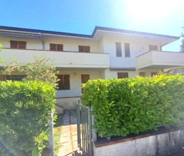 appartamento in vendita a Massa in zona Marina dei Ronchi