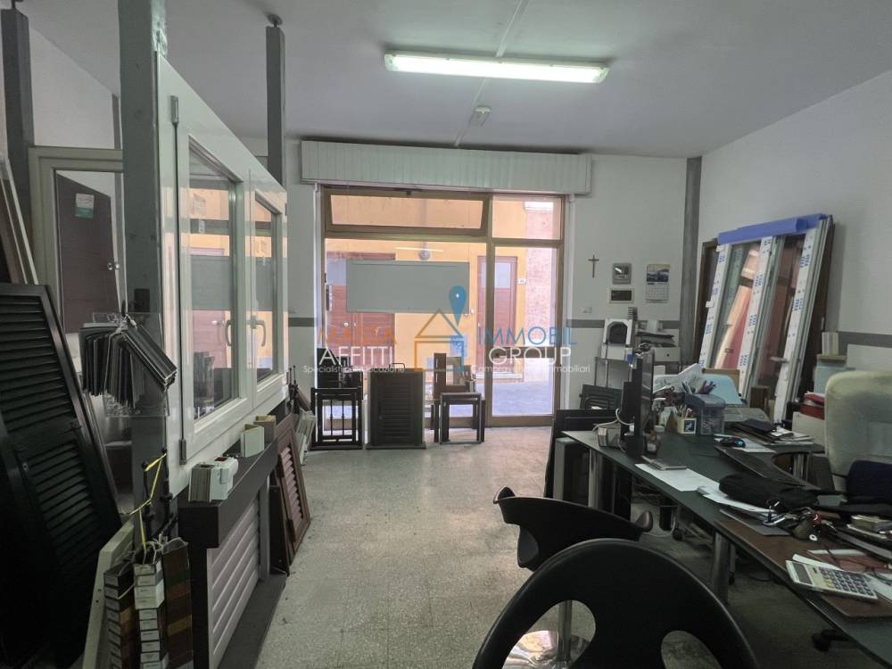 locale commerciale in vendita a Massa in zona Borgo del Ponte
