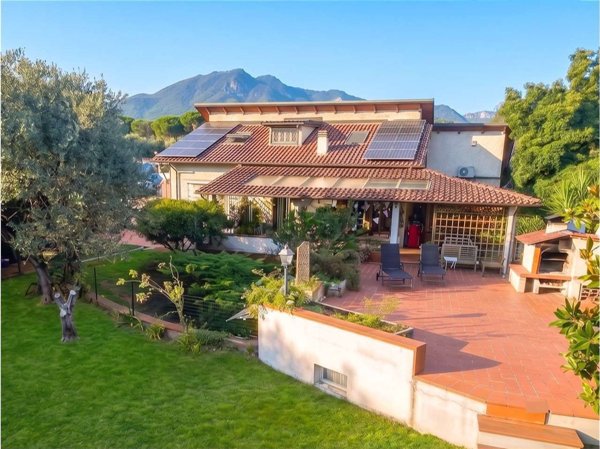 casa indipendente in vendita a Massa