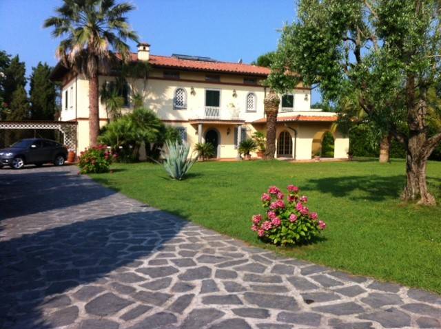 casa indipendente in vendita a Massa in zona Poveromo