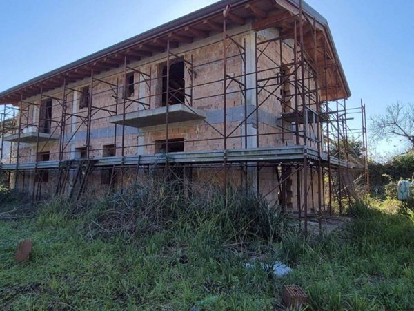 casa indipendente in vendita a Massa in zona Romagnano