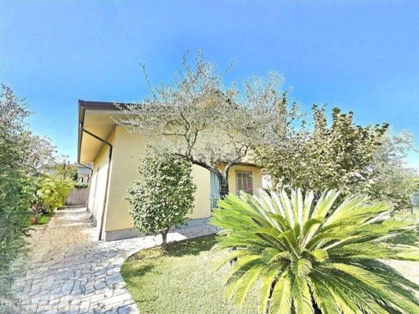 casa indipendente in vendita a Massa in zona Marina di Massa