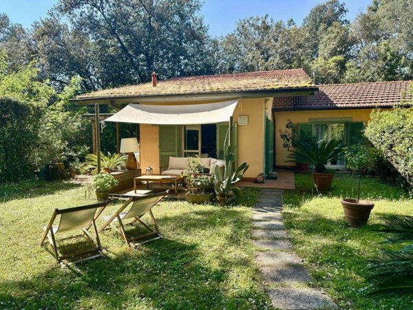 casa indipendente in vendita a Massa in zona Poveromo