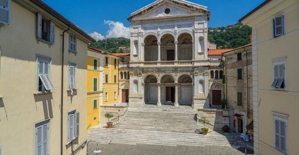casa indipendente in vendita a Massa in zona Castagnola