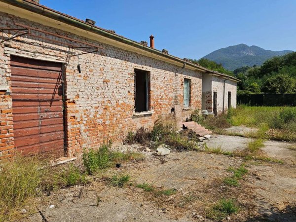 casa indipendente in vendita a Massa in zona Romagnano