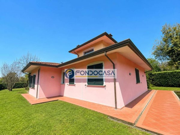 casa indipendente in vendita a Massa in zona Romagnano