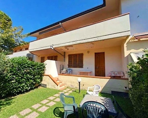 appartamento in vendita a Massa in zona Marina dei Ronchi