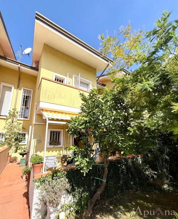 casa indipendente in vendita a Massa in zona Marina dei Ronchi