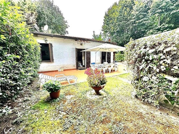 casa indipendente in vendita a Massa in zona Marina dei Ronchi