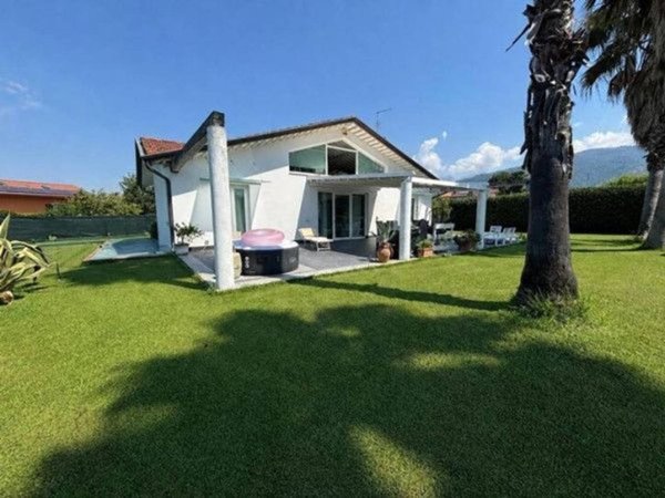 casa indipendente in vendita a Massa in zona Quercioli