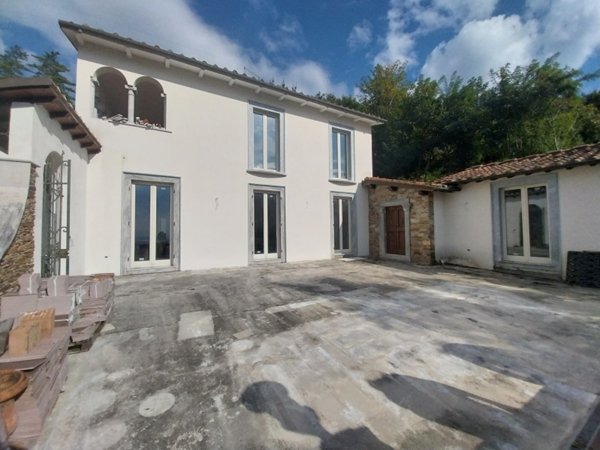 casa indipendente in vendita a Massa