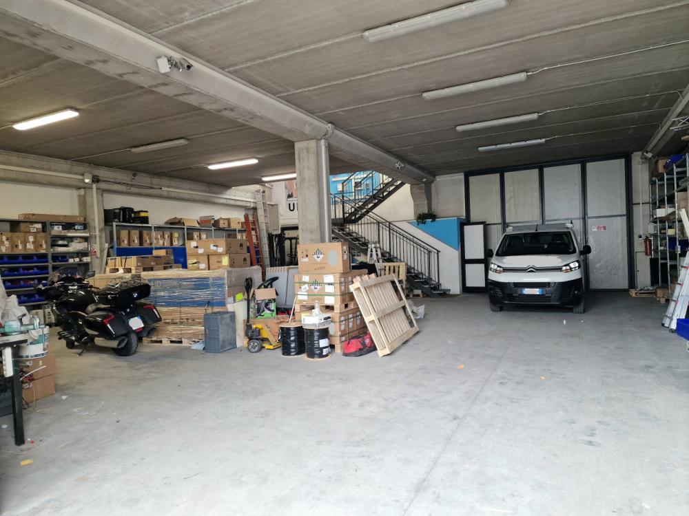 locale di sgombero in vendita a Massa in zona Castagnola