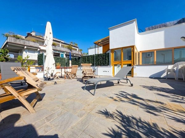 appartamento in vendita a Massa in zona Marina di Massa