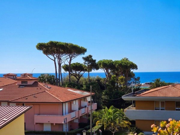 appartamento in vendita a Massa in zona Marina di Massa