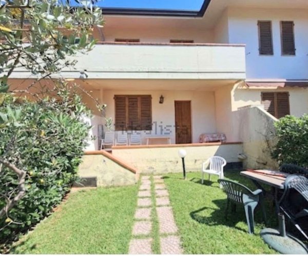 appartamento in vendita a Massa in zona Marina dei Ronchi
