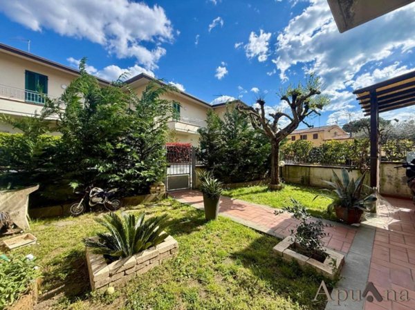 casa indipendente in vendita a Massa in zona Quercioli
