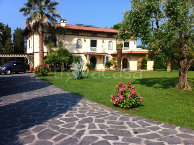 casa indipendente in vendita a Massa in zona Poveromo