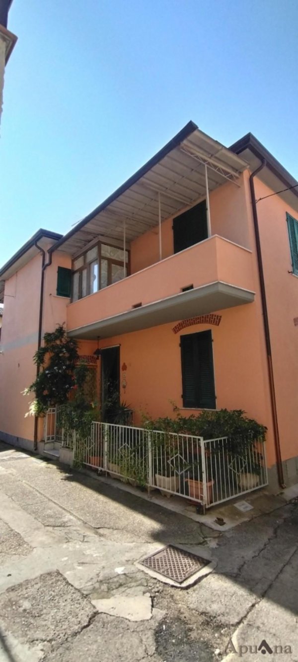 casa indipendente in vendita a Massa in zona Borgo del Ponte