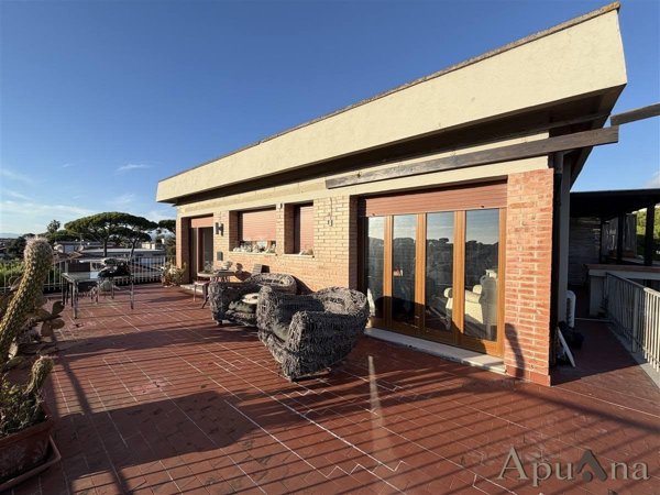 appartamento in vendita a Massa in zona Marina dei Ronchi