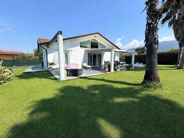 casa indipendente in vendita a Massa in zona Quercioli