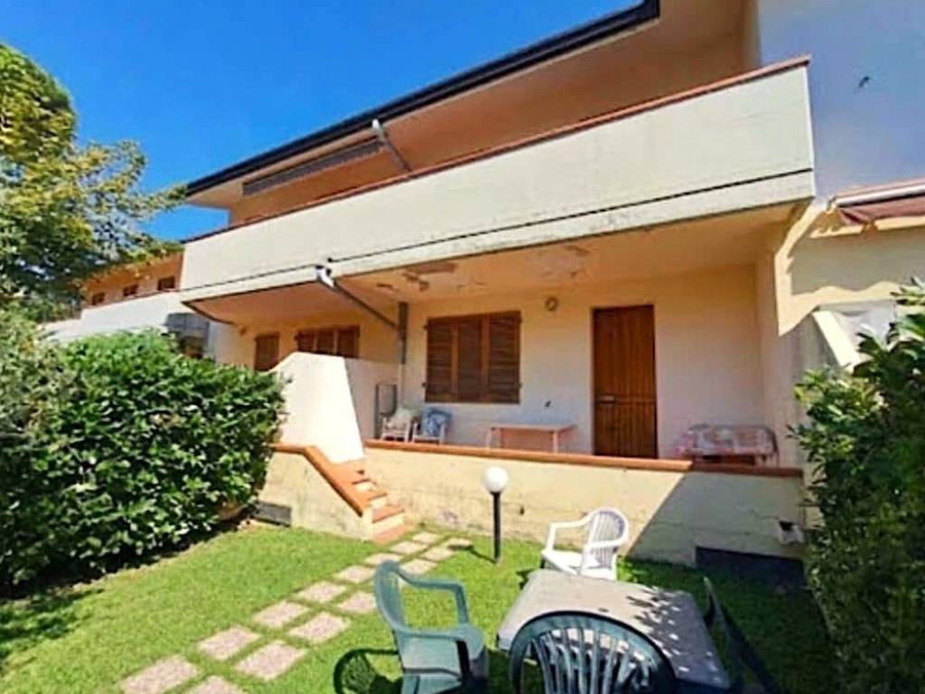 appartamento in vendita a Massa in zona Marina dei Ronchi