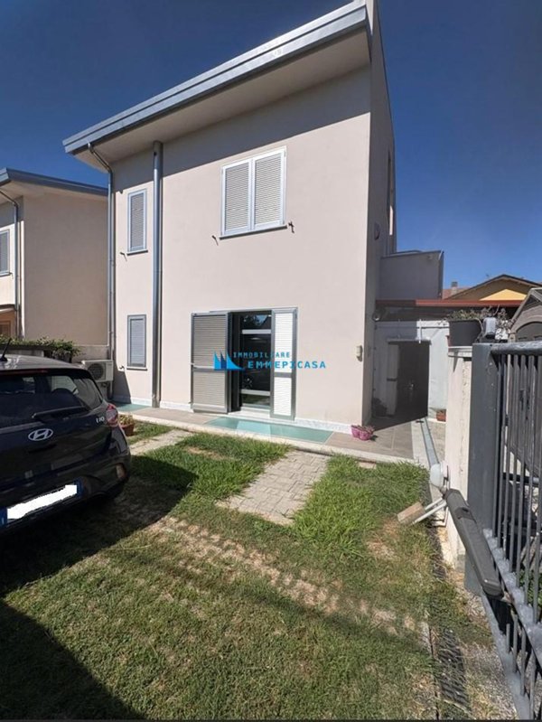casa indipendente in vendita a Massa in zona Marina di Massa