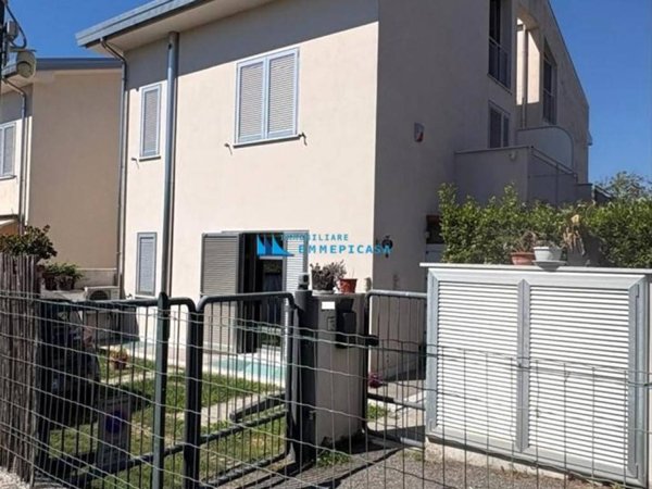 casa indipendente in vendita a Massa in zona Marina di Massa