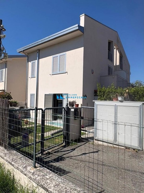 casa indipendente in vendita a Massa in zona Marina di Massa