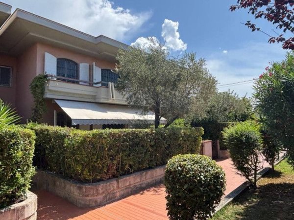 appartamento in vendita a Massa in zona Marina di Massa