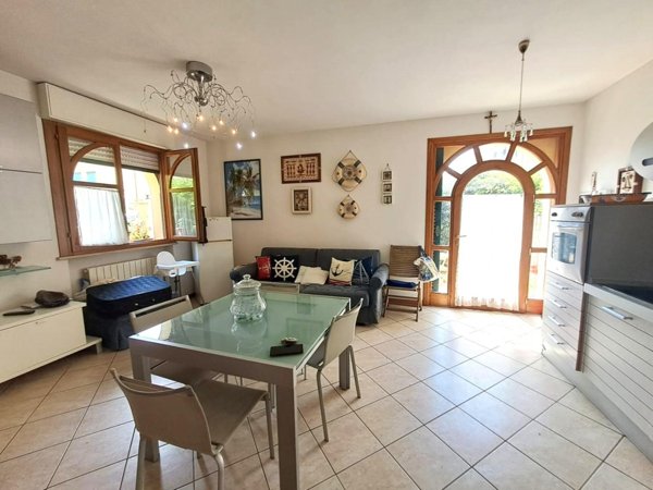 appartamento in vendita a Massa in zona Marina dei Ronchi