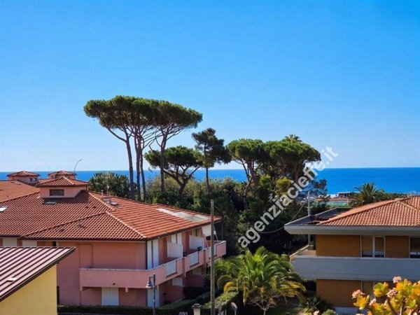 appartamento in vendita a Massa in zona Marina di Massa