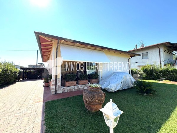 casa indipendente in vendita a Massa in zona Marina di Massa