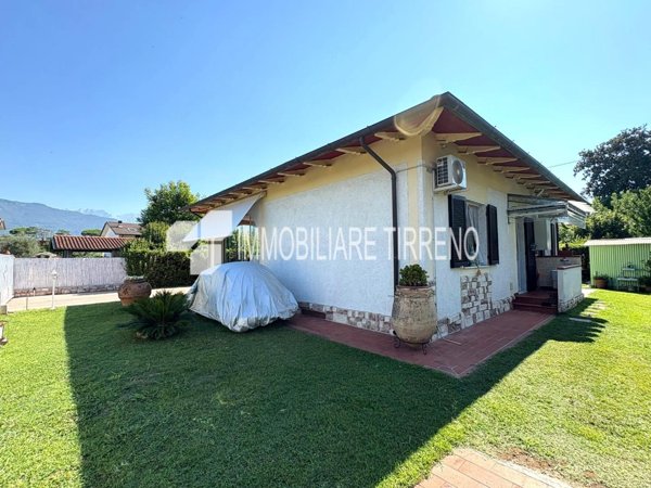 casa indipendente in vendita a Massa in zona Marina di Massa
