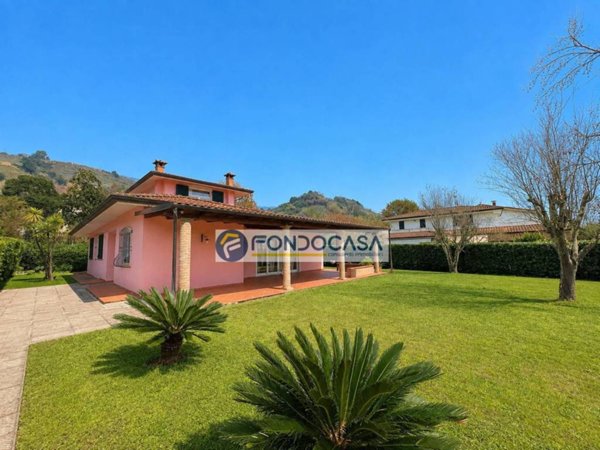 casa indipendente in vendita a Massa in zona Mirteto