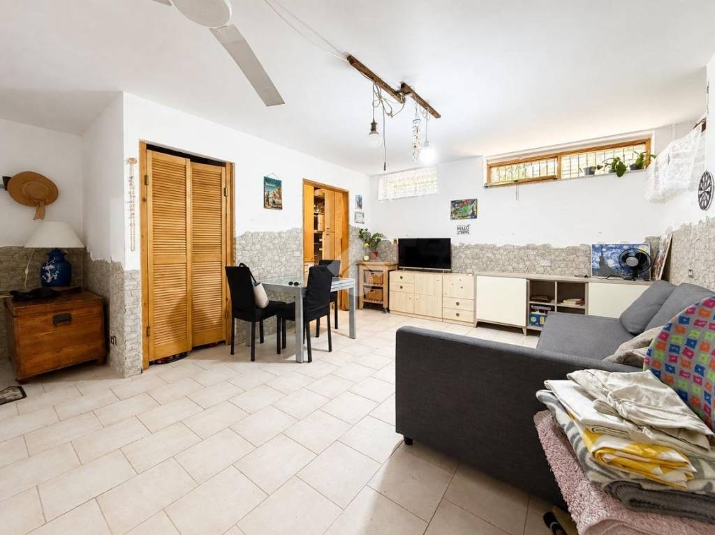 appartamento in vendita a Massa in zona Marina dei Ronchi