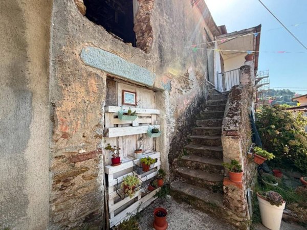 appartamento in vendita a Massa in zona Pariana