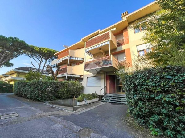appartamento in vendita a Massa in zona Marina dei Ronchi