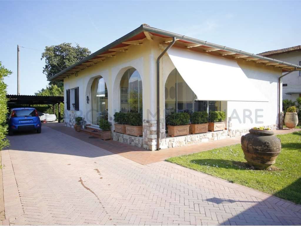 casa indipendente in vendita a Massa in zona Marina di Massa