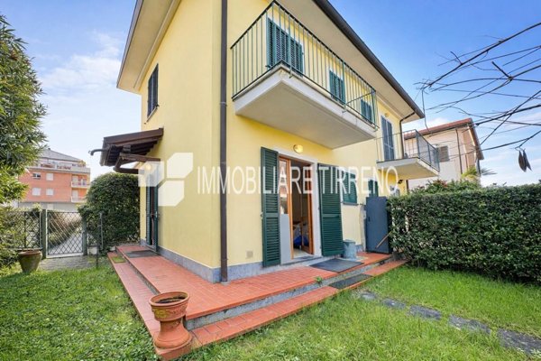 casa indipendente in vendita a Massa in zona Marina di Massa