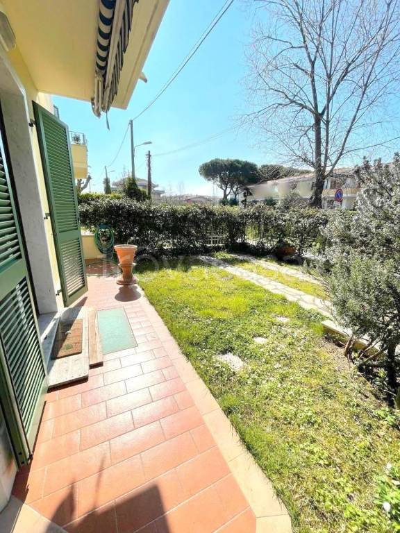 appartamento in vendita a Massa in zona Marina di Massa