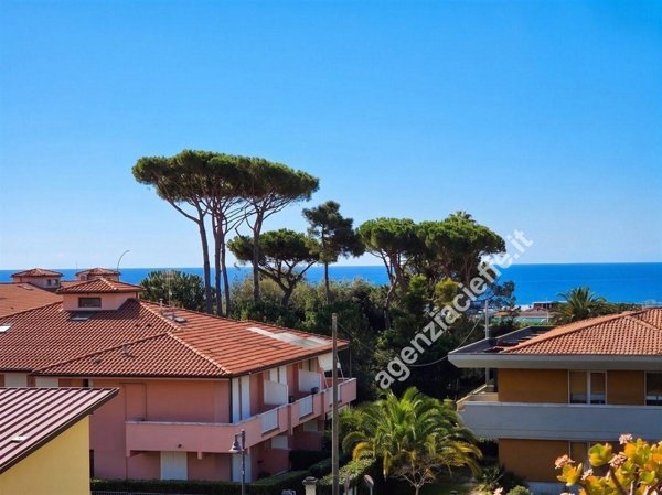 appartamento in vendita a Massa in zona Marina di Massa