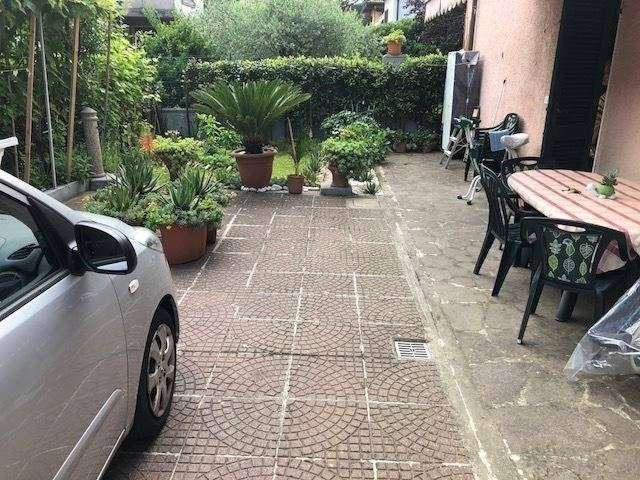 locale di sgombero in vendita a Massa in zona Marina di Massa