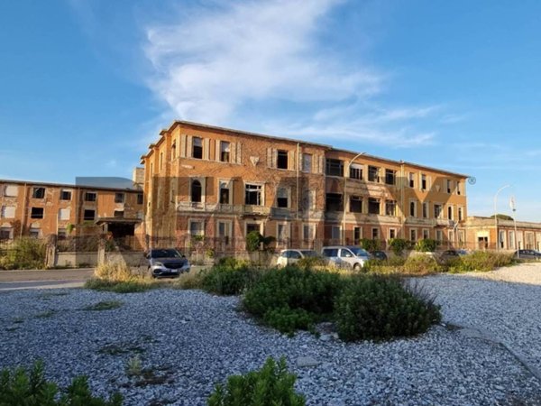 negozio in vendita a Massa
