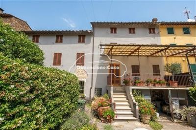casa indipendente in vendita a Massa