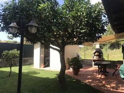 casa indipendente in vendita a Massa