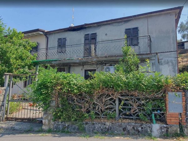 casa indipendente in vendita a Massa in zona Pariana
