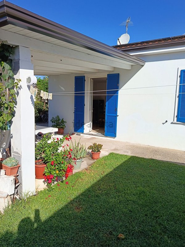 casa indipendente in vendita a Massa in zona Romagnano